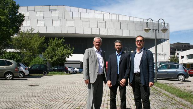 Auf diesem Parkplatz soll das Kino errichtet werden, kündigten Bgm Steiner, Mario Hueber und Anton Wagner (v.li.) im Juni 2016 an