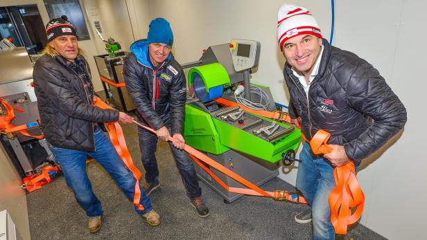 Martin Pfurtscheller, Markus Gandler und Toni Giger posieren mit Ski-Schleifmaschinen
