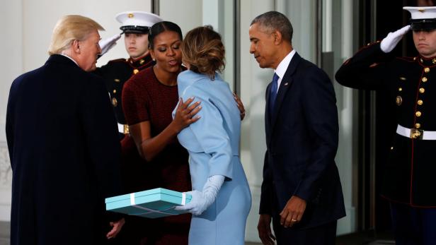 Melania Trump überreicht Michelle Obama ein Geschenk.