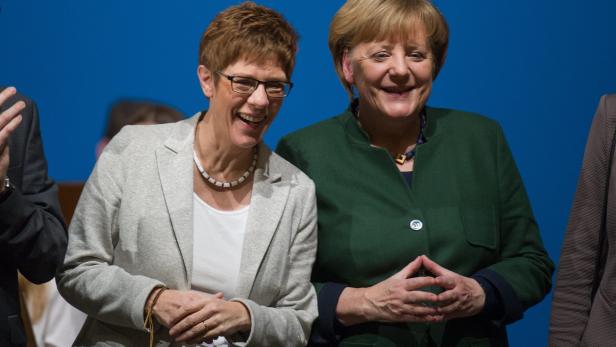 Annegret Kramp-Karrenbauer und Kanzlerin Merkel