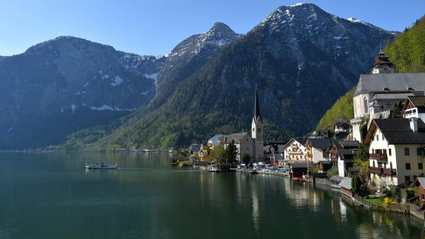 Blick auf Hallstatt am Hallstätter See mit Bergen im Hintergrund.