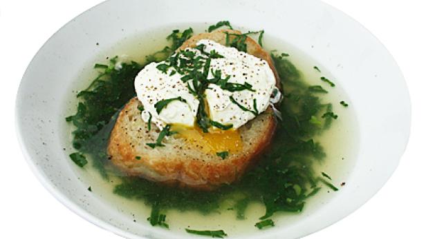 Brotsuppe mit Kräutern und Ei