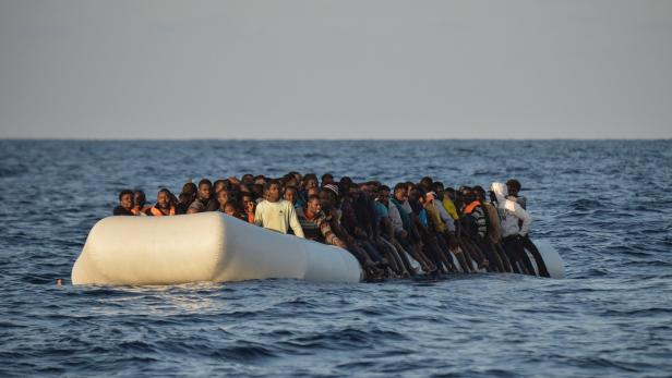 Boot mit Flüchtlingen