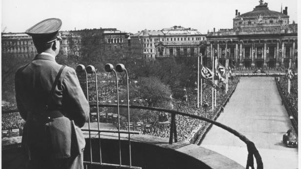 Adolf Hitler auf dem Balkon des Wiener Rathauses am 9.4.1938