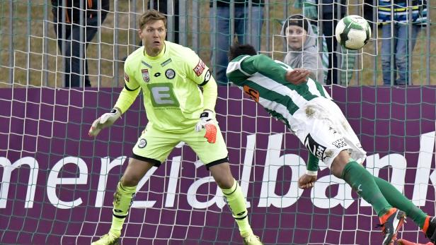 Das erste Tor des Fußball-Jahres: Markus Pink köpfelte gegen Sturm das 1:0.