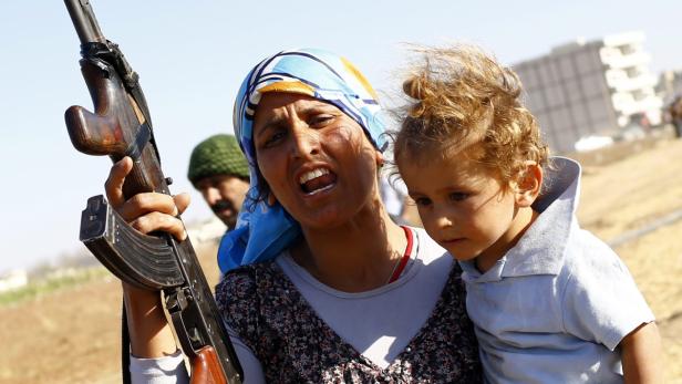 Eine Kurdin protestiert auf der türkischen Seite der Grenze gegen die Abriegelung Kobanes.