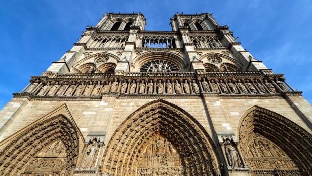 Der berühmte mächtige Erscheinungsbild der Notre Dame bröckelt