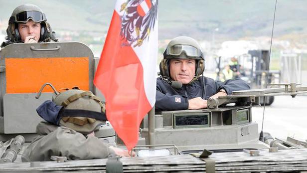 Verteidigungsminister Gerald Klug (rechts) hat Panzer, aber keinen Treibstoff mehr.