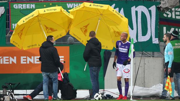 Holzhauser wurde im Allianz Stadion erneut von Fans mit Gegenständen beworfen.