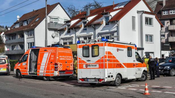 Einsatzkräfte von Rettungsdiensten und Polizei in Esslingen
