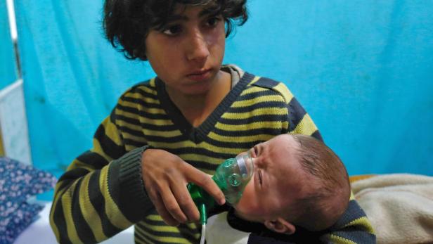 Ein Junge und ein Baby nach einer Gasattacke in Syrien.