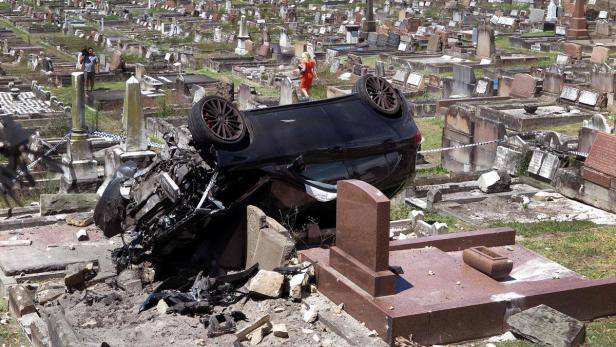 Der Mercedes SUV landete auf dem Dach - mitten im Friedhof.
