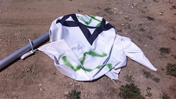 Jüdische Fahne mit Hakenkreuz beschmiert