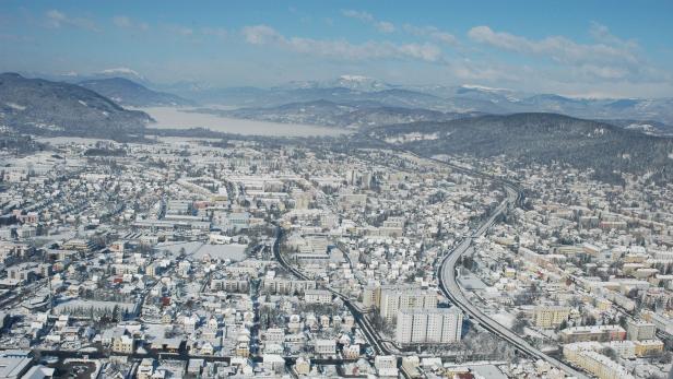 Blick auf das verschneite Klagenfurt, das dieses Jahr erstmals die 100.000er-Marke überschritt.