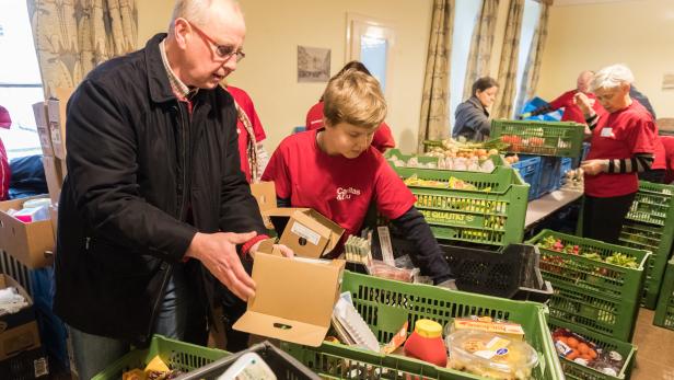 Johannes und sein Enkel Florian helfen in der Lebensmittelausgabe