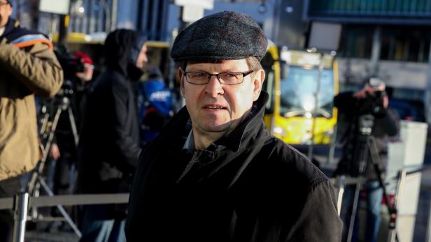 SPD-Vize-Chef Ralf Stegner auf dem Weg zu den Verhandlungen