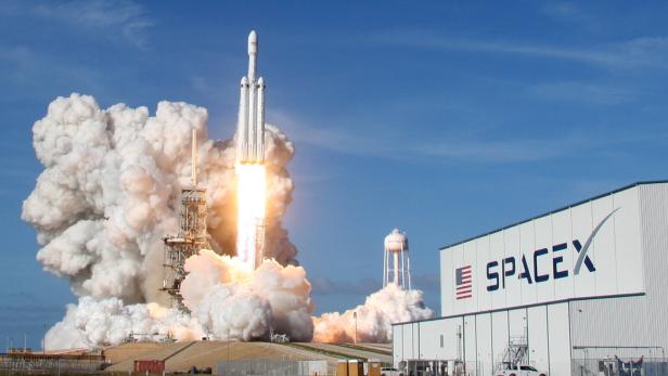 Rakete "Falcon Heavy" bringt Tesla ins Weltall
