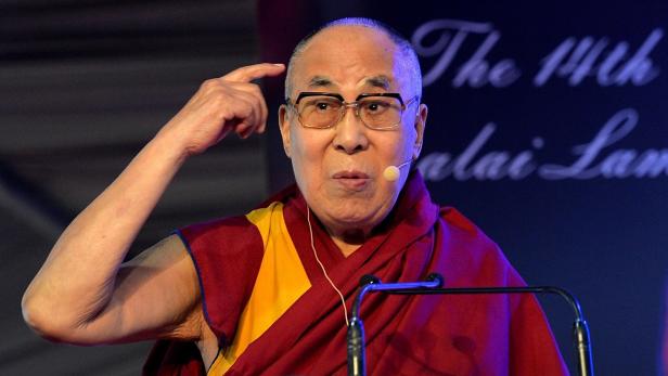 Der 14. Dalai Lama gestikuliert während einer Rede.