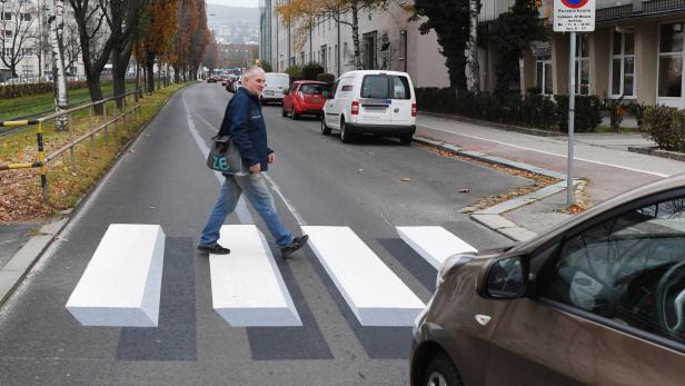 3D-Zebrastreifen wirkt nur auf Fotos eindrucksvoll, sagt Stadtrat Hein