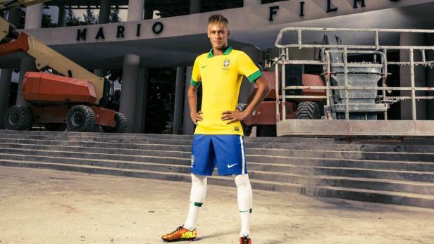 Neymar in brasilianischer Fußballuniform posiert vor dem „Mario Filmes“-Gebäude.