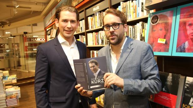 Kanzler Kurz mit Autor Ronzheimer.