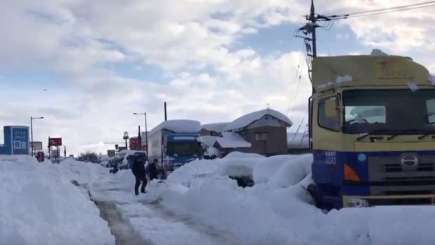 Japan: 350 Autos stecken seit Tagen im Schnee fest