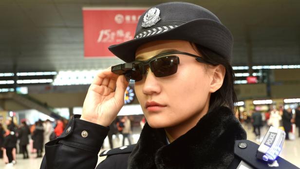 Neues Projekt: Eine Brille für Polizisten macht Fotos und gleicht sie mit Datenbanken ab.