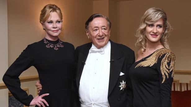Richard Lugner präsentierte sich schon vor dem Wiener Opernball mit seinem Stargast Melanie Griffith und seiner Begleitung Simona im Grand Hotel der Presse.