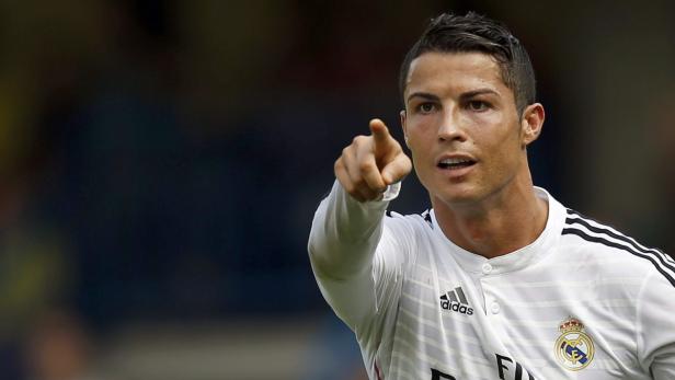 Cristiano Ronaldo in einem Trikot von Real Madrid zeigt mit dem Finger.