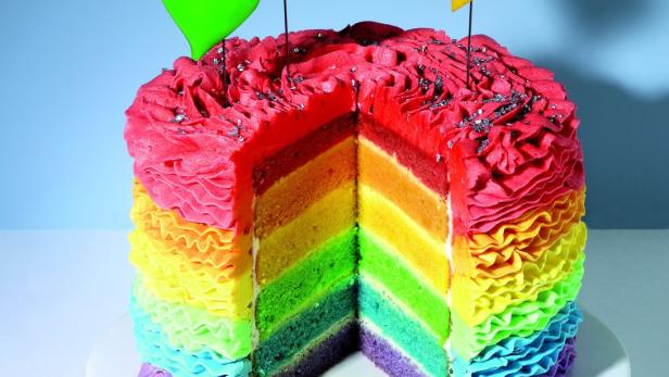 Einer der jüngsten Trends: Rainbow Cake mit bunten Teigschichten