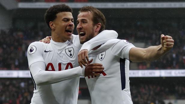 Kane (re.) schoss Tottenham zum Derby-Erfolg.