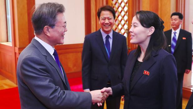 Südkoreas Präsident Moon Jae-in (l.) empfing die Schwester von Kim Jong-un