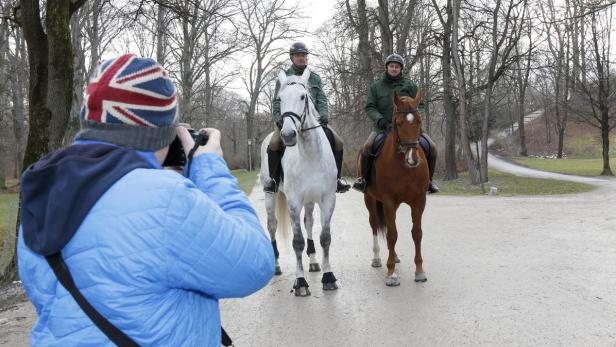 Die Beamten und ihre Pferde sind beliebtes Fotomotiv von Touristen und Einheimischen.