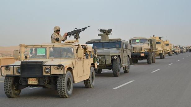 Ägyptische Militärfahrzeuge auf dem Sinai