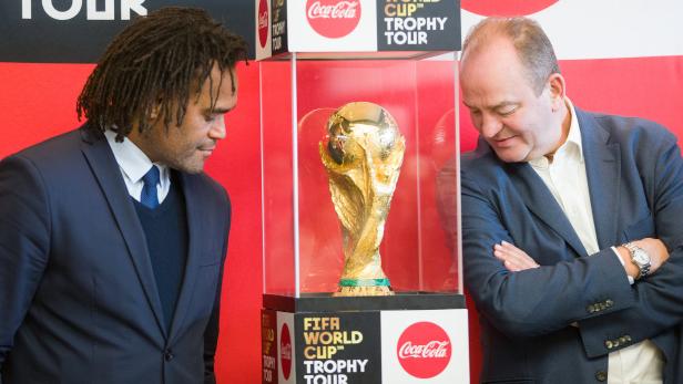 Christian Karembeu und Herbert Prohaska mit dem Pokal.