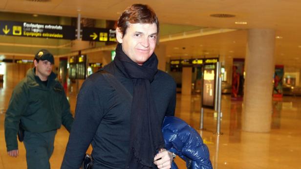 epa03640924 Handout photo released by FC Barcelona team of FC Barcelona&#039;s head coach, Francesc &#039;Tito&#039; Vilanova, smiling upon his arrival at El Prat Airport in Barcelona, northeastern Spain, on 26 March 2013. Vilanova underwent a medical treatment in New York for two months to fight a parotid gland tumour. EPA/MIGUEL RUIZ / BARCELONA HANDOUT HANDOUT EDITORIAL USE ONLY/NO SALES
