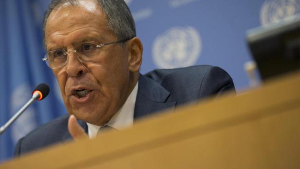 Sergej Lawrow spricht vor einem Mikrofon im Hauptquartier der Vereinten Nationen.