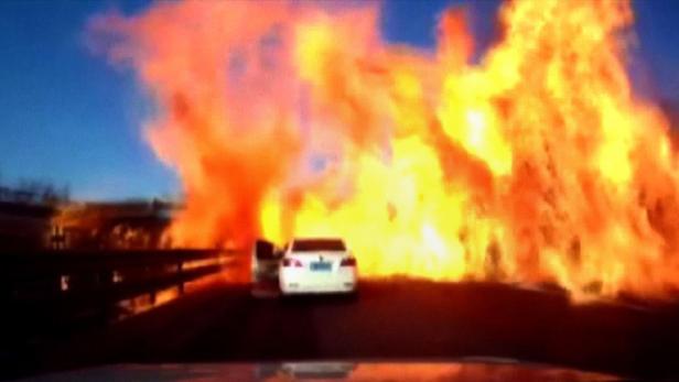 China: Feuerinferno nach Tanklastwagenunfall