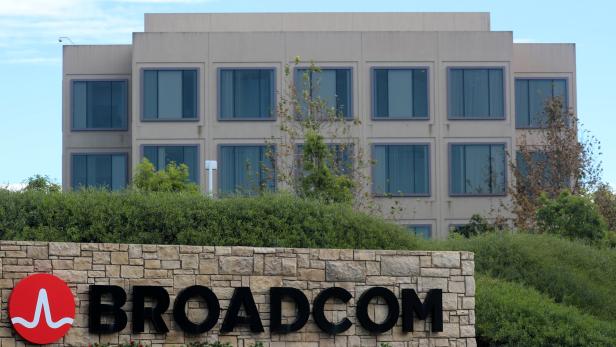 Das Broadcom-Logo vor einem Bürogebäude.