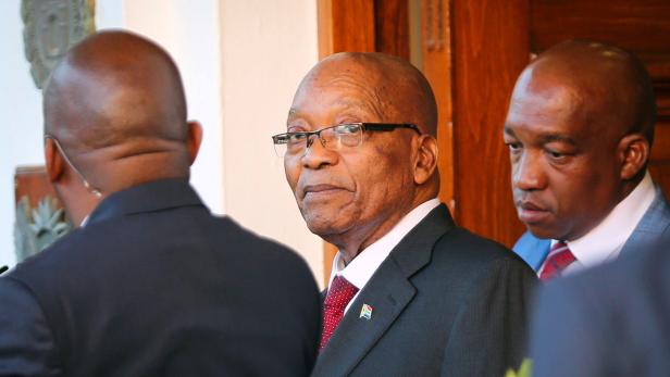Präsident Zumas (m.) Amtszeit wird von Korruption überschattet