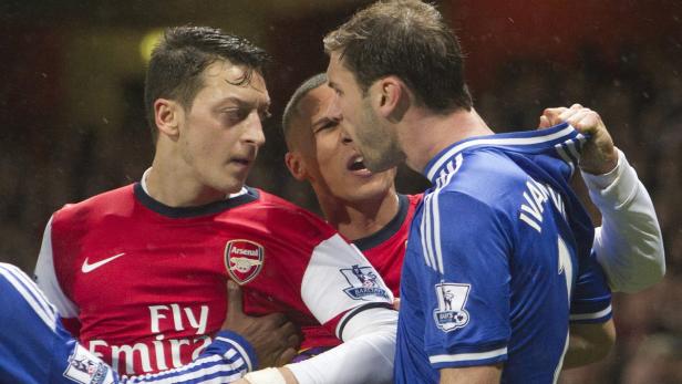 Fußballspieler von Arsenal und Chelsea während eines hitzigen Wortwechsels.