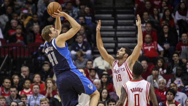 Dirk Nowitzki wirft den Ball während eines Basketballspiels.