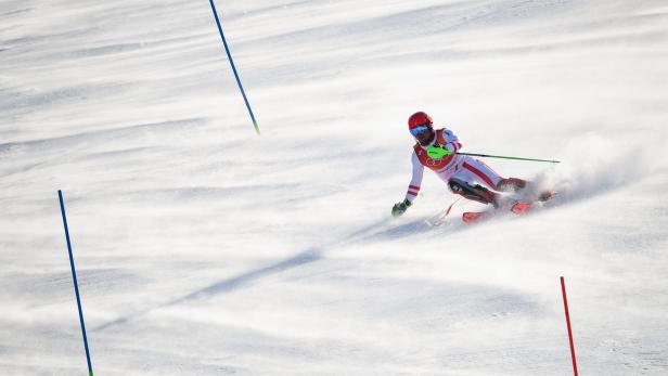 Unser Bild des Tages: Trotz heftiger Sturmböen und praktisch ohne Bodensicht rast Marcel Hirscher im Kombi-Slalom zu seiner langersehnten ersten Goldmedaille.