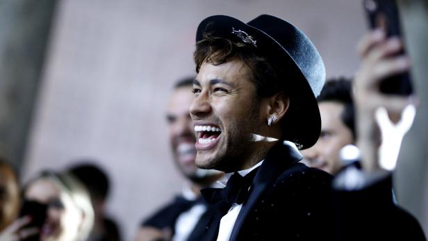 Neymar freute sich riesig über seinen &quot;Nomade Moderne&quot;-Hut
