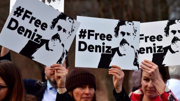 Plakate mit dem Hashtag #freedeniz: Kundgebung für die Freilassung.
