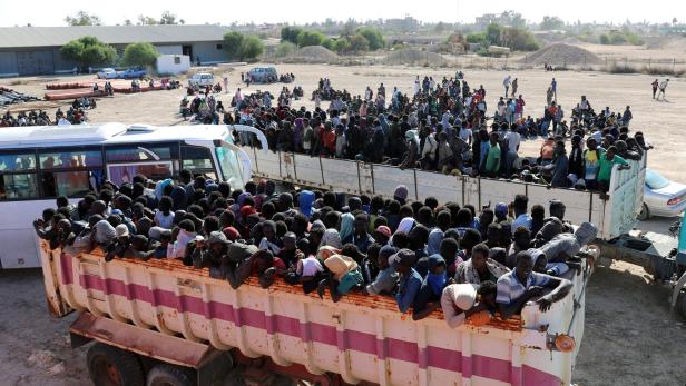 Symbolbild. Migranten erreichen ein libysches Anhaltelager.