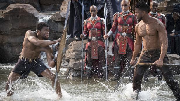 Chat Boseman (li.) als Black Panther gegen Killmonger (Michael B. Jordan).