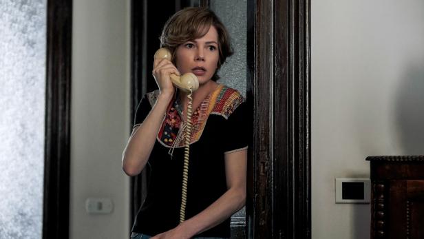 Gail Getty (Michelle Williams) am Telefon.