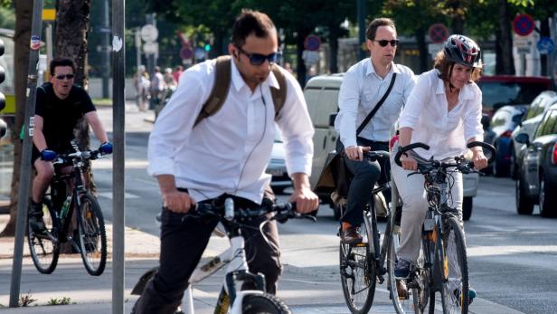 Trotz hoher Temperaturen schwingen sich immer mehr Wiener aufs Rad. Für einen Boom fehle es aber an der Infrastruktur, sagen Expertenradfahren, Radfahrer.