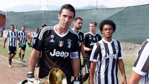 Il Capitano: Gianluigi Buffon führt Juventus Turin aufs Feld.
